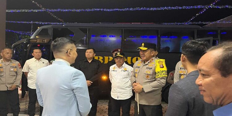 FOTO: MATAKALTENG - Sekda Nuryakin bersama Kapolda Kalteng Irjen Pol Djoko Poerwanto dan Danrem 102/Panju Panjung Brigjen TNI Iwan Rosandriyanto melakukan pemantauan situasi Malam Natal.
