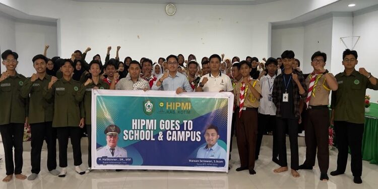 FOTO: IST/MATA KALTENG - Foto bersama usai kegiatan HIPMI Kotim Go To School dan Campus, di MAN Kotim, Senin 25 Desember 2023 siang.
