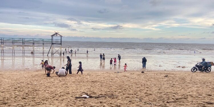 Foto: DIAN/MATA KALTENG - Suasana tempat wisata di Pantai Ujung Pandaran Sampit.