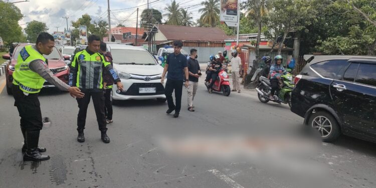 FOTO: MATAKALTENG - Jajaran Satlantas Polresta Palangka Raya, pada saat mengumpulkan keterangan saksi-saksi di lokasi kejadian.