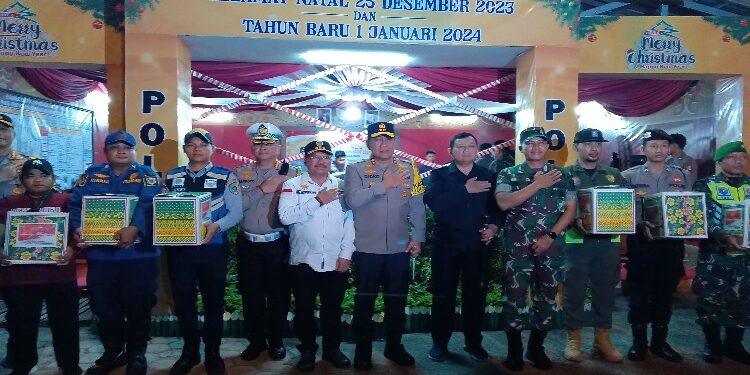 FOTO: RZL/MATAKALTENG - Kapolda Kalteng, Irjen Pol Djoko Poerwanto, pada saat menyerahkan sembako usai meninjau pos pengamanan nataru.