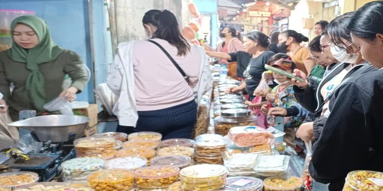 FOTO: MATAKALTENG - Kondisi toko kue Siti yang tengah diborong oleh pembeli.