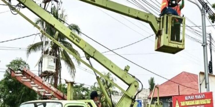 FOTO: MATAKALTENG - Petugas pada saat memasang PJU di salah satu jalan di Kota Palangka Raya.