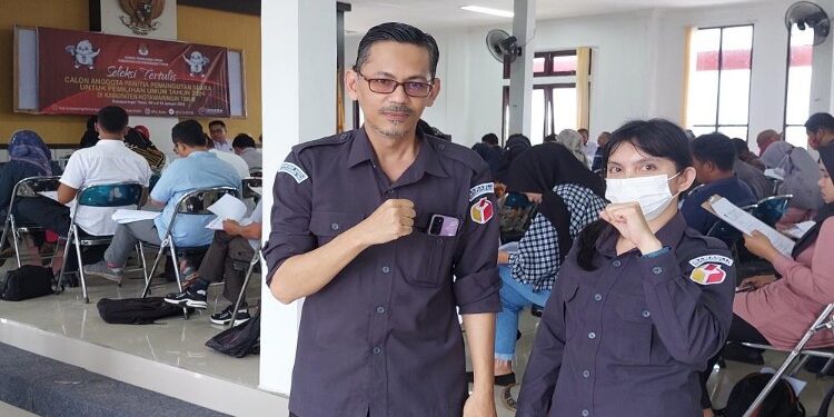 FOTO: IST/MATAKALTENG - Koordinator Divisi Pencegahan, Humas dan Partisipasi Masyarakat Bawaslu Kabupaten Kotawaringin Timur (Kotim) , Salim Basyaib bersama anggota lainnya.
