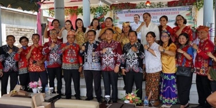 FOTO: MATAKALTENG - Pj Bupati Barsel, Deddy Winarwan saat berfoto bersama dengan para jemaat gereja Sababilah.