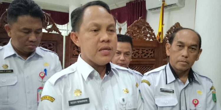 FOTO: MATAKALTENG - Penjabat Bupati Barsel Deddy Winarwan (tengah) usai memimpin rapat koordinasi di aula setda Barsel menyempatkan untuk memberikan keterangan pers.
