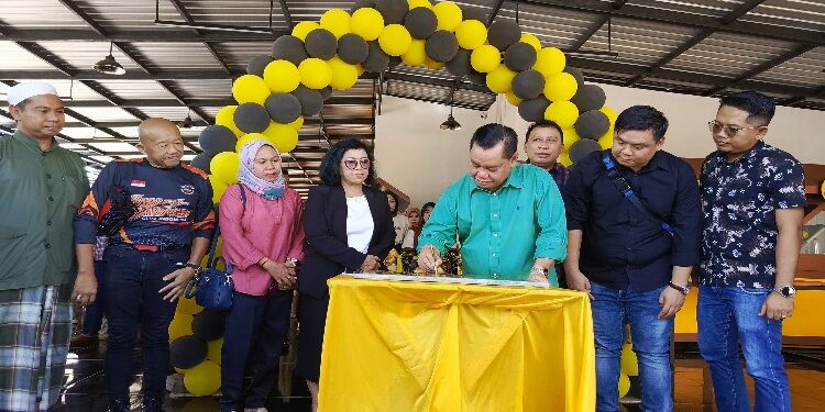 FOTO: DEVIANA/MATAKALTENG - Bupati Kotim Halikinnor saat meresmikan restoran The Cak Di Nusantara, Selasa 26 Desember 2023.