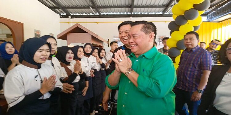 FOTO: DEVIANA/MATAKALTENG - Bupati Kotim Halikinnor saat menyapa karyawan restoran The Cak Di Nusantara, Selasa 26 Desember 2023.