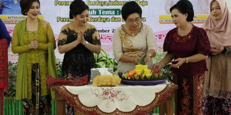 FOTO : DISKOMINFO SANTIK/MATA KALTENG - Wakil Bupati Gumas yang juga Ketua GOW Efrensia LP Umbing, bersama Ketua TP-PKK Mimie Mariatie Jaya S Monong, dan Ketua DWP Susie Andiranie Richard melakukan potong tumpeng pada puncak peringatan hari ibu ke-95 tahun 2023, di GPU Damang Batu, Jumat, 22 Desember 2023.