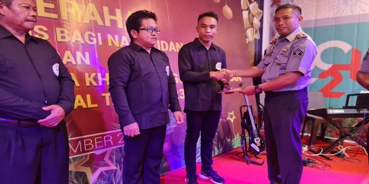 FOTO: MATAKALTENG - Penyerahan SK remisi khusus natal 2023 kepada perwakilan WBP.