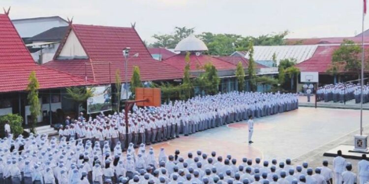 FOTO: IST/MATA KALTENG - Upacara bendera di SMAN 1 Sampit belum lama ini.