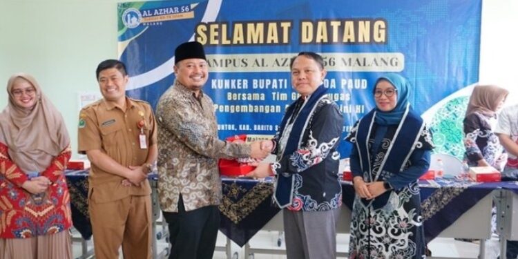 FOTO: MATAKALTENG - Pj Bupati Barsel Deddy Winarwan saat berkunjung ke PAUD HI Al Azhar Malang.