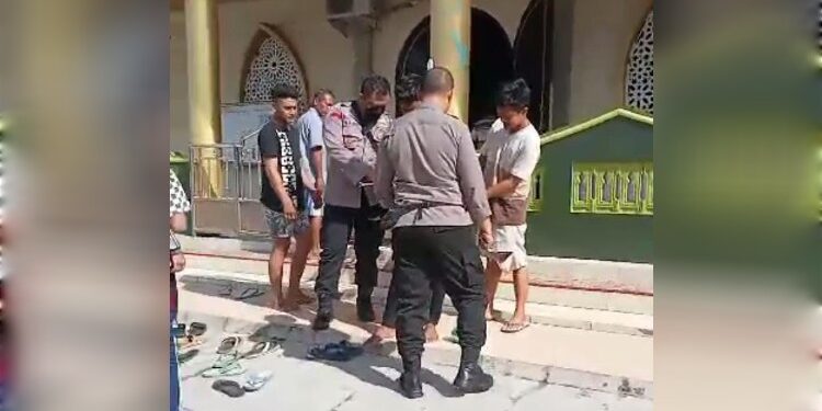 FOTO: IST/MATAKALTENG - Seorang pria yang diduga ingin melakukan pembobolan kotak amal masjid Nurul Iman Al Jauhari. Rabu, 27 Desember 2023.