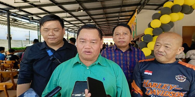 FOTO: DEVIANA /MATAKALTENG - Bupati Kotim Halikinnor (baju hijau) didampingi Sekretaris Daerah Fajrurrahman dan lainnya usai menghadiri kegiatan, belum lama ini.
