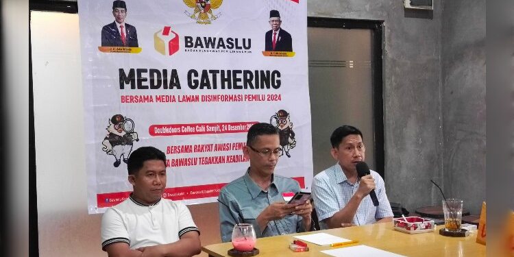 FOTO : DOK DEVIANA/MATAKALTENG - Bawaslu Kotim saat menggelar media gatering, belum lama ini.