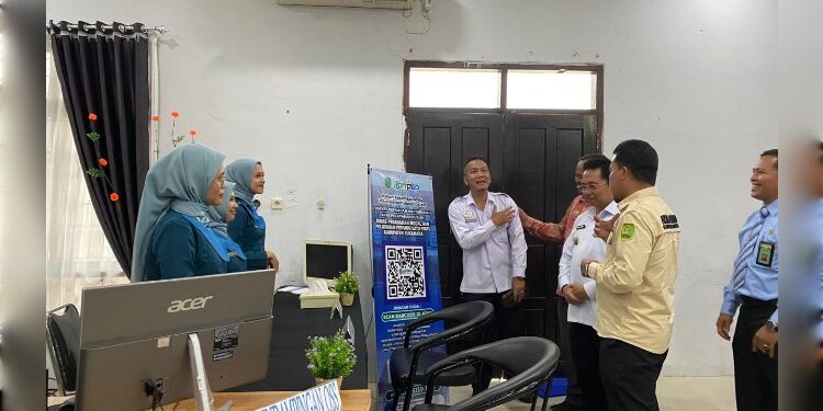 FOTO: AKH/MATAKALTENG - Pj Bupati Sukamara, Kaspinor bersama Forkopimda saat berbincang di rumah tunggu MPP Sukamara.