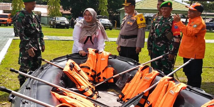FOTO: DEVIANA/MATAKALTENG - Wakil Bupati Kotim Irawati bersama TNI dan Polri saat mengecek alat yang digunakan untuk bencana banjir, Rabu 27 Desember 2023.