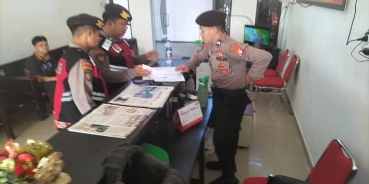 FOTO : HUMAS POLRES GUMAS/MATA KALTENG - Personel Polres Gumas melakukan patroli presisi dengan menyambangi kantor KPU setempat, Rabu, 27 Desember 2023.