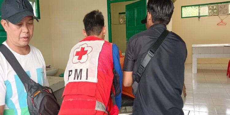 FOTO: IST/MATA KALTENG - Petugas saat mengevakuasi korban kecelakaan di Kamar Jenazah RSUD dr Murjani Sampit pada beberapa waktu lalu.