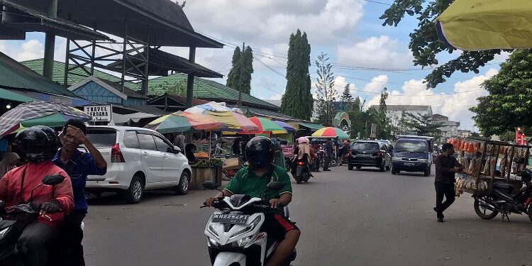 FOTO: IST/MATA KALTENG- Kondisi parkir pasar subuh pasca ada cekcok antara tukang parkir dengan pengunjung pasar. Rabu, 27 Desember 2023 sore.