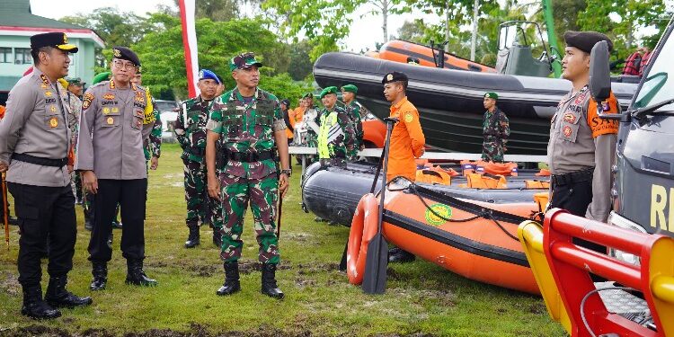 FOTO: MATAKALTENG - Danrem 102/Pjg, Brigjen TNI Iwan Rosandriyanto, bersama Kapolda Kalteng, Irjen Pol Djoko Poerwanto, pada saat melakukan pemeriksaan kesiapan personel.