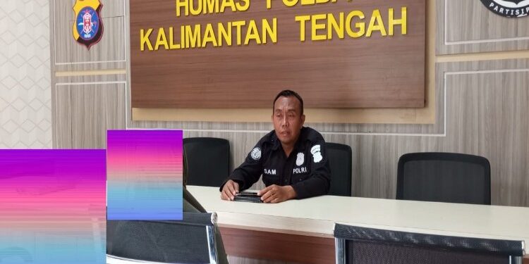 FOTO: MATAKALTENG - Ketua Tim Virtual Police Bidhumas Polda Kalteng Ipda H Shamsuddin saat memediasi masalah utang piutang BN dengan KM.
