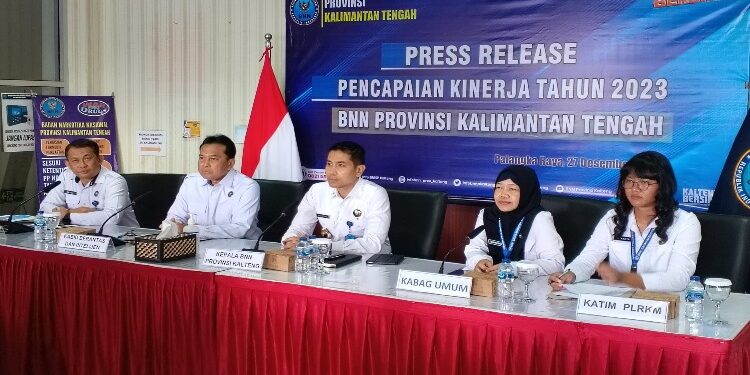 FOTO: RZL/MATAKALTENG - Jajaran BNNP Kalteng saat menggelar press release tahunan di kantornya Jalan Tangkasiang.