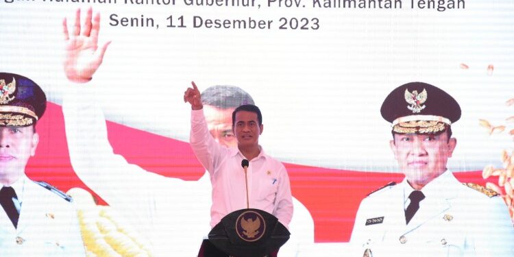 FOTO: MATAKALTENG - Mentan Andi Amran Sulaiman saat mengunjungi Kalteng beberapa waktu lalu.