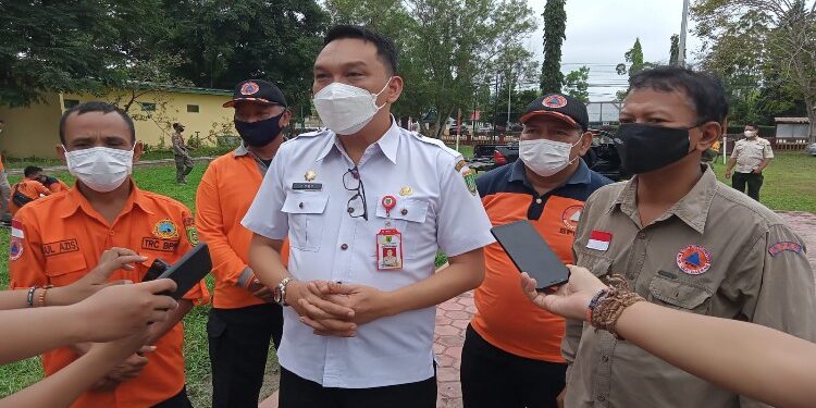 FOTO: MATAKALTENG - Sekda Barsel Eddy Purwanto saat bersama Kepala BPBD Barsel Alip Suraya memberikan keterangan pers.