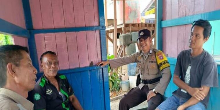 FOTO : HUMAS POLRES GUMAS/MATA KALTENG - Bhabinkamtibmas Polsek Sepang Bripka Supardi ketika menyampaikan imbauan ke warga terkait penggunaan medsos dengan bijak, Kamis, 28 Desember 2023.