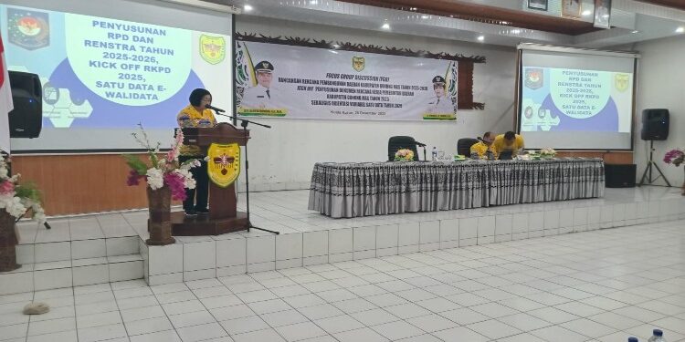 FOTO : DISKOMINFO SANTIK/MATA KALTENG - Wakil Bupati Gumas Efrensia LP Umbing dan Kepala Bappedalitbang Yantrio Aulia, memberi arahan pada kegiatan FGD rancangan RPD tahun 2025-2026, kick off penyusunan dokumen rencana kerja tahun 2025, dan orientasi variabel satu data pada tahun 2025, di aula kantor bappedalitbang, Kamis, 28 Desember 2023.