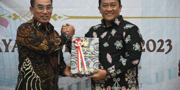 FOTO: MATAKALTENG - Wagub Terima Laporan Hasil Pemeriksaan Kinerja dan Dengan Tujuan Tertentu dari BPK RI.