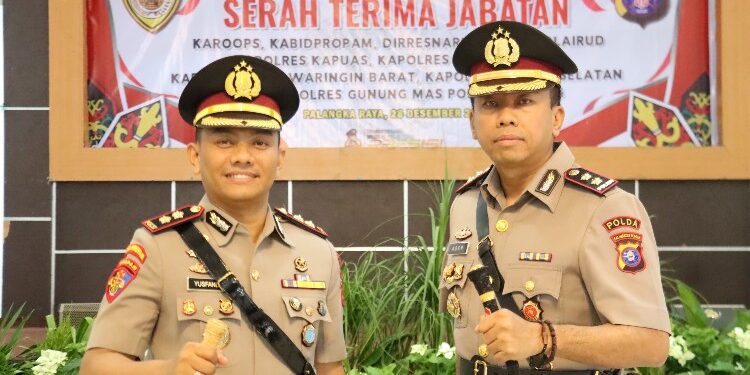 FOTO: MATAKALTENG - Kapolres Barsel AKBP Asep Bangbang Saputra (pejabat baru) saat berfoto bersama AKBP Yusfandi Usman (pejabat lama).