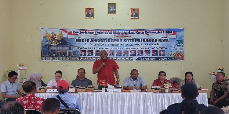 FOTO: RZL/MATAKALTENG - Ketua DPRD Kota Palangka Raya, Sigit K Yunianto, pada saat memimpin reses Dapil III di Kelurahan Langkai.