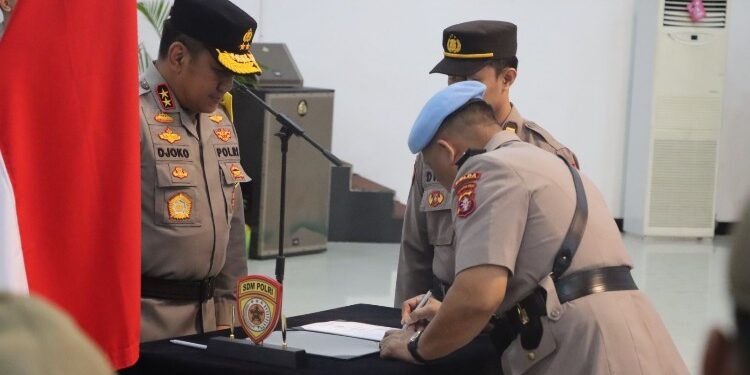 FOTO: RZL/MATAKALTENG - Penandatanganan berita acara sertijab.