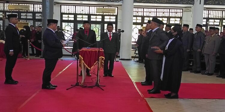 FOTO: DEVIANA/MATAKALTENG - Bupati Kotim lantik sejumlah pejabat eselon II, Jumat 29 Desember 2023.