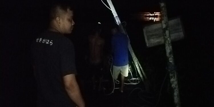 FOTO: AGUS/MATA KALTENG - Terlihat Lanting warga yang mengalami kerusakan akibat terhantam kapal tugboat yang talinya putus.