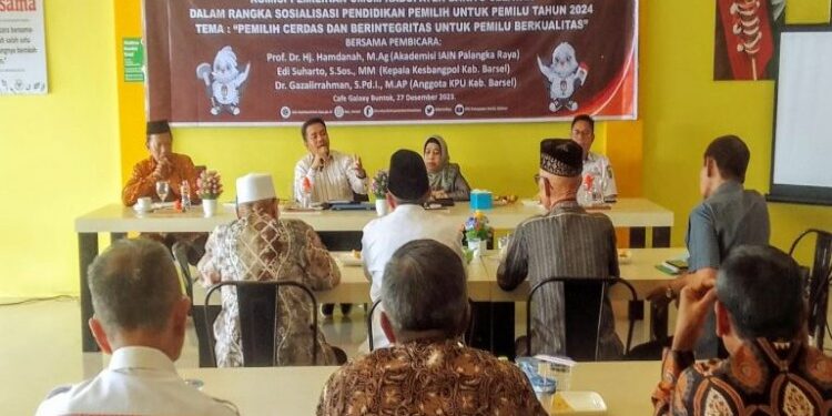 FOTO: MATAKALTENG - KPU barsel saat menggelar sosialisasi di cafe Galaxy.
