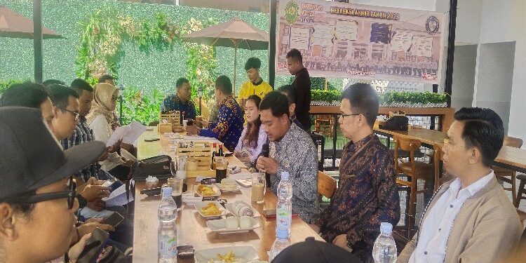 FOTO: AGUS/MATA KALTENG - Pengadilan Negeri Sampit saat melakukan refleksi akhir tahun dengan awak media di salah satu rumah makan di Sampit. Jumat, 29 Desember 2023.