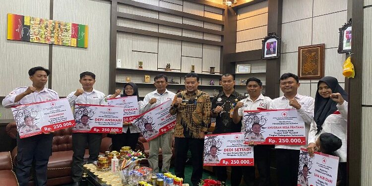 FOTO: AKH/MATAKALTENG - PMI Sukamara memberikan penghargaan kepada tujuh orang anggota teraktif.
