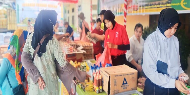 FOTO: MATAKALTENG - Gerakan pangan murah di halaman kantor Kelurahan Langkai Kecamatan Pahandut Kota Palangka Raya.