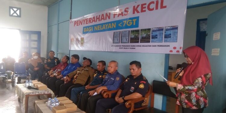 FOTO: MATAKALTENG - Penyerahan Dokumen Pas Kecil Bagi Kapal Nelayan Dengan Ukuran < 7 GT di Kabupaten Kotawaringin Barat.
