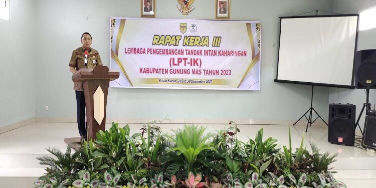FOTO : DISKOMINFO SANTIK/MATA KALTENG - Sekda Gumas Richard ketika membuka pelaksanaan raker ke-III yang digelar LPT-IK Kabupaten Gumas, di Aula Hotel Zepanya, Jumat, 29 Desember 2023.