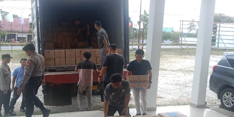 FOTO : KPU GUMAS/MATA KALTENG - Pegawai KPU Kabupaten Gumas ketika mengangkut surat suara yang datang untuk dipindahkan dari truk ke gudang logistik, pekan lalu.