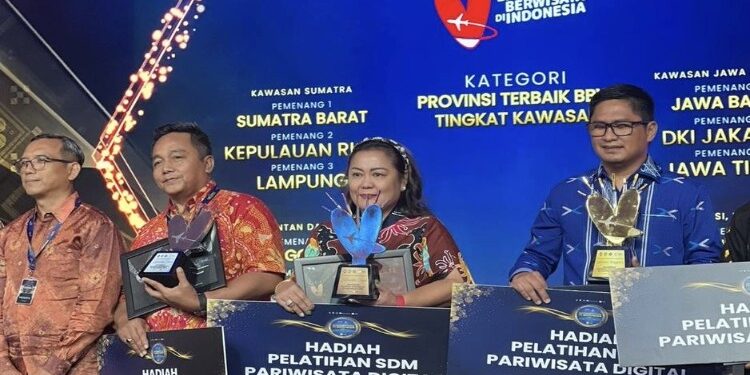 FOTO: MATAKALTENG - Sekretaris Dinas Rusita Murniasi mewakili Kepala Dinas menerima piagam juara Provinsi terbaik ke-3, belum lama ini.