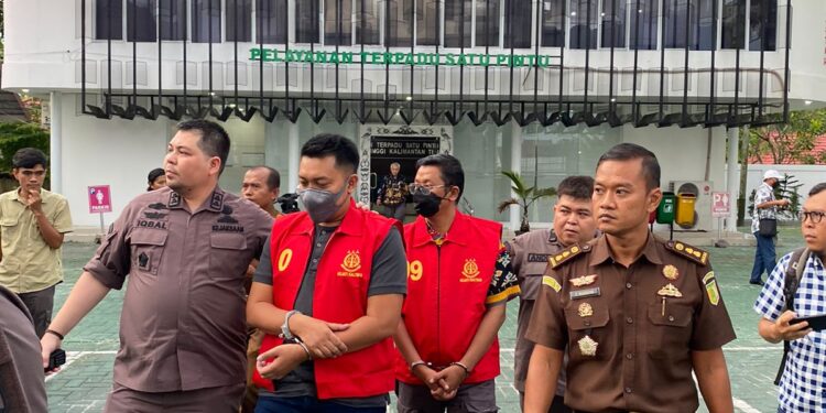 FOTO: MATAKALTENG - Penahanan kedua tersangka TF dan RRH.