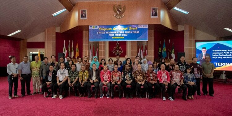 FOTO: RZL/MATAKALTENG - Foto bersama Rektor UPR, Salampak, bersama para purnatugas ASN.