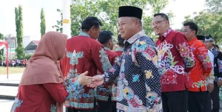 Plh Bupati Barsel Maskur saat berjabat tangan dengan sejumlah ASN lingkup Pemkab Barsel.
