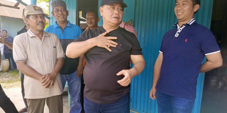 FOTO : DOK DEVIANA/MATAKALTENG - Bupati Kotim Halikinnor saat bersama warga, beberapa waktu lalu.