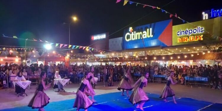 FOTO: DIAN/MATA KALTENG - Perlombaan tari tradisional yang digelar di halaman parkir Citimall Sampit.